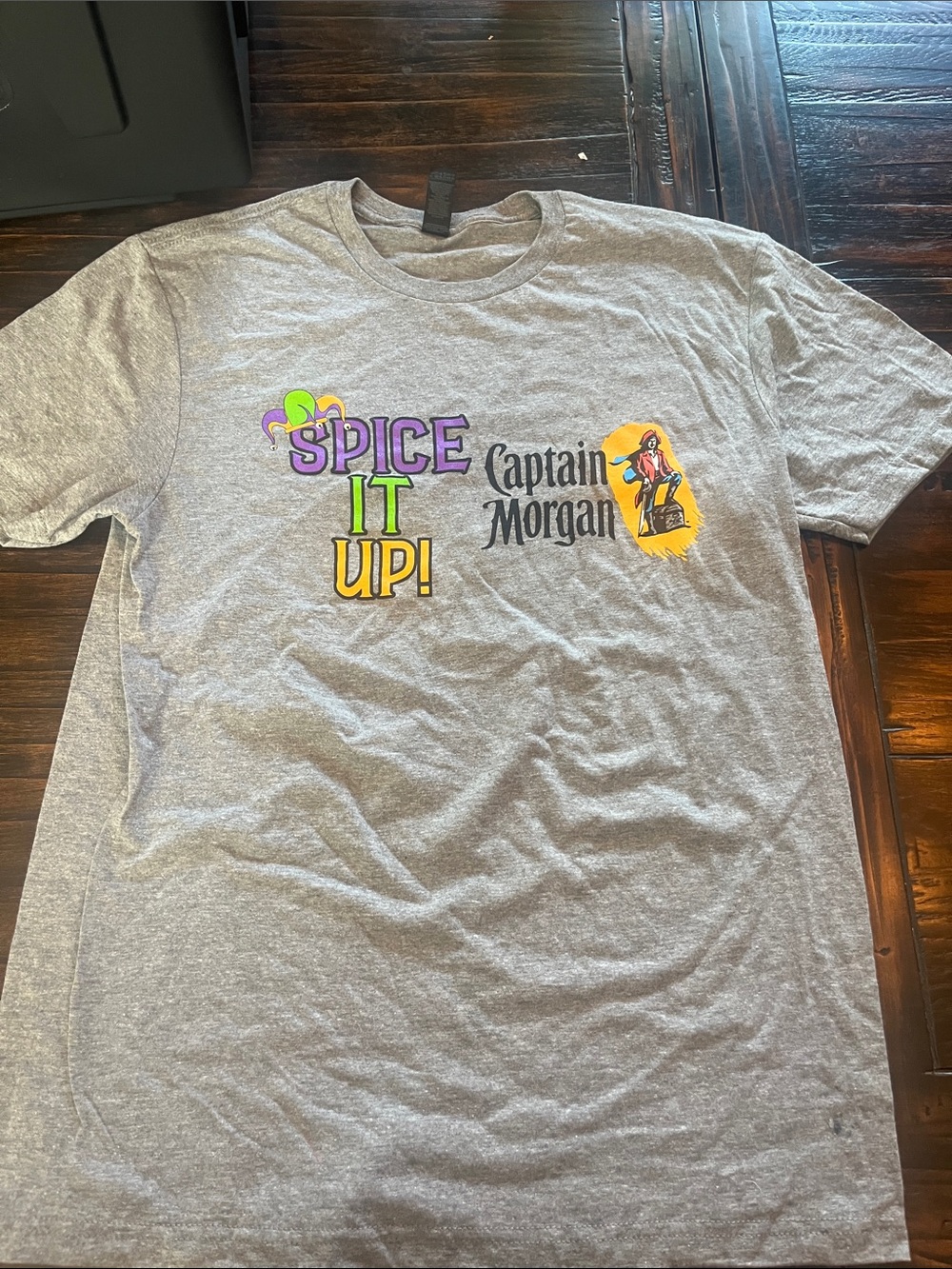 Captain Morgan "Spice It Up!" Mardi Gras Gray Logo Tee size Med new